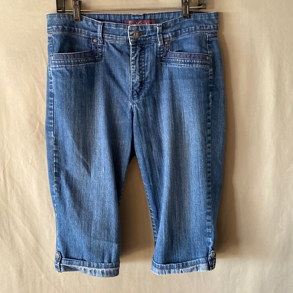 Gloria Vanderbilt Size 10P Snap Capri Shorts. High Rise Preloved Good Condition.